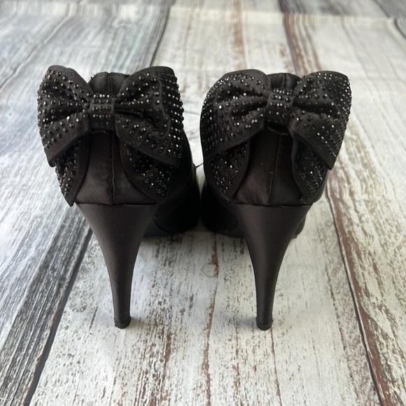 RAMPAGE BOW HEEL Black Satin Women’s Size 6 - Picture 2 of 8